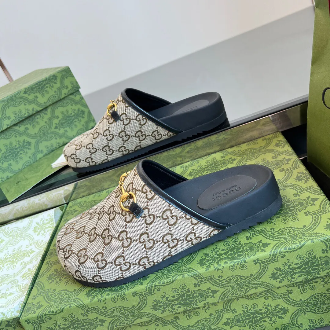 👟👟Ex-factory price 440👟👟 2023 new GuCci unisex couple's mules and toe-cap slippers💑 Synchronized with the official website, the original version is copied one to one, the highest version🆙👏🔥All material details are consistent with YB💪👍 We make goods all year round. Sizes 35-45 A cherished piece of the brand's history, these slippers reinterpret Gucci's equestrian heritage through signature hardware with Clam👟👟 ex-factory price. These slip-on sandals are made of leather and are part of the Gucci Love 👟👟factory arade collection. Cowhide upper, GG classic leather flower accessories, clamp, rubber sole, flat bottom
